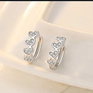 🤍🤍NEW🤍🤍BEAUTIFUL!! Heart Huggie Hoops with CZ's🤍🤍